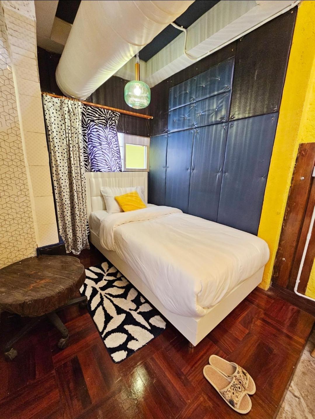 Ddm House Vandrarhem Bangkok Exteriör bild