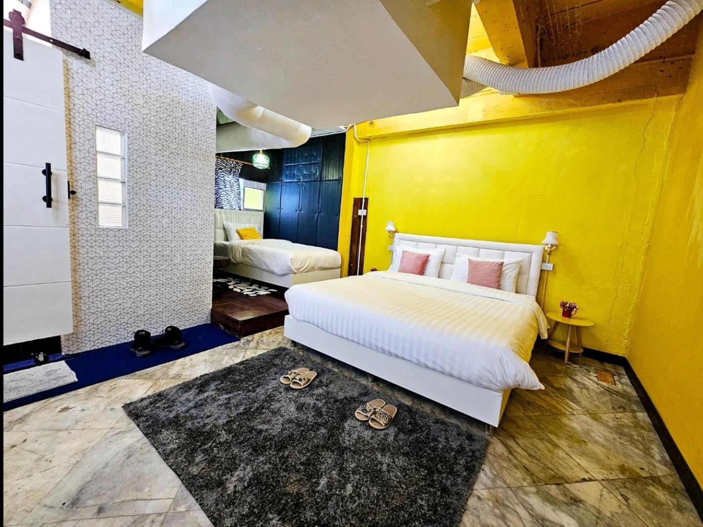 Ddm House Vandrarhem Bangkok Exteriör bild