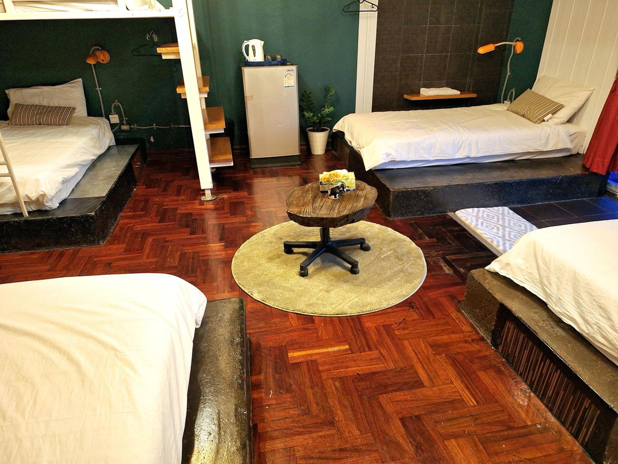 Ddm House Vandrarhem Bangkok Exteriör bild