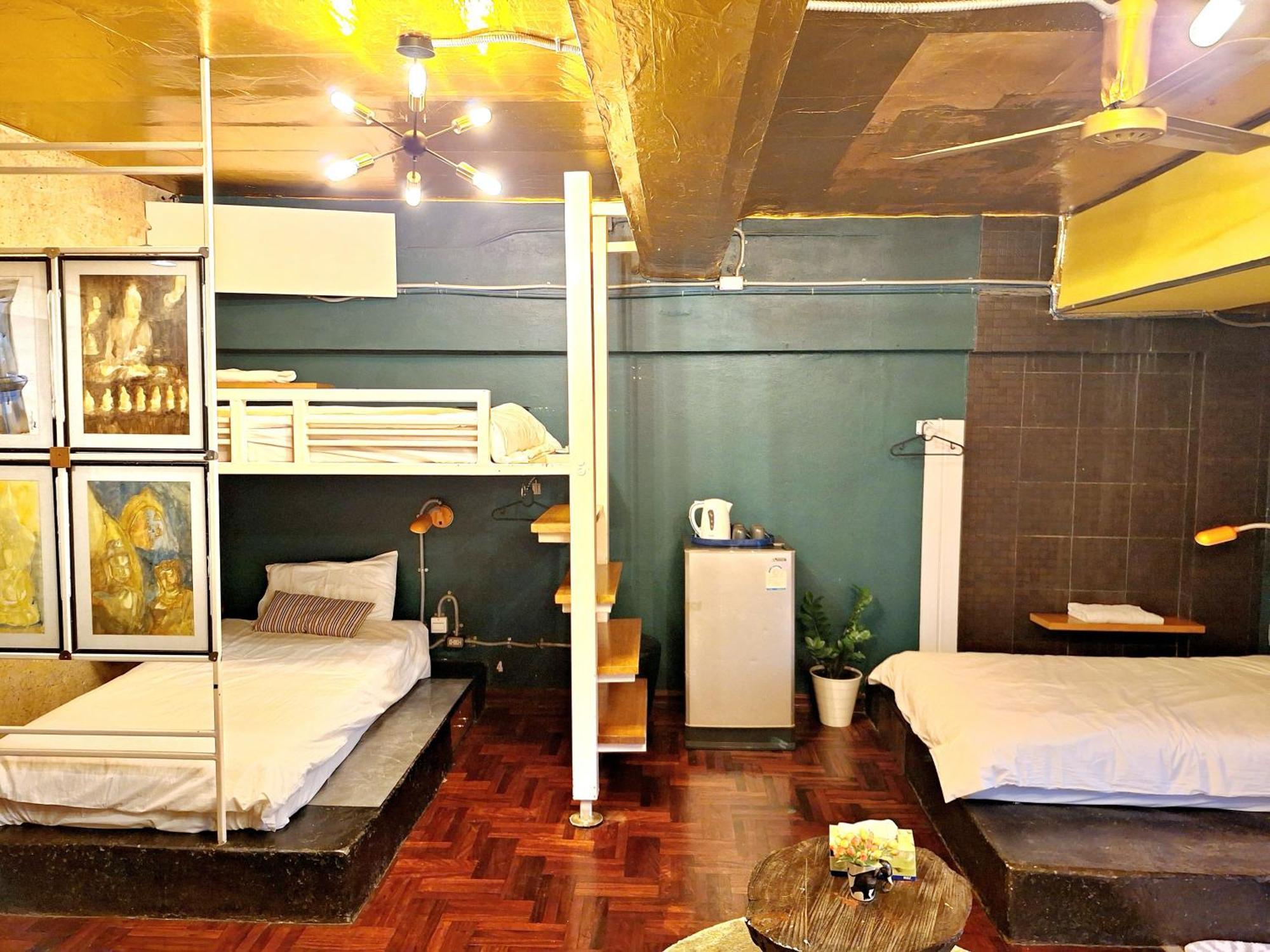 Ddm House Vandrarhem Bangkok Exteriör bild