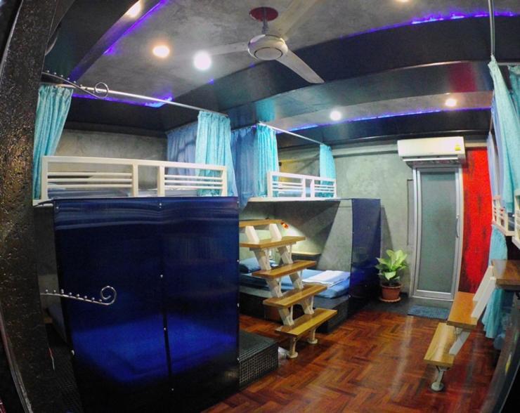 Ddm House Vandrarhem Bangkok Exteriör bild